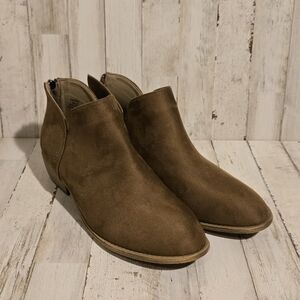 New With Out Tag Journee Collection booties sz.12